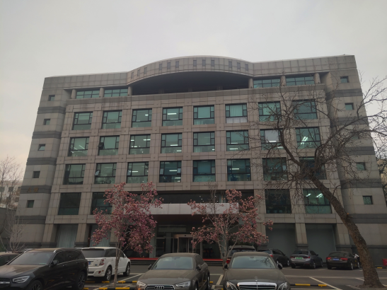 北京西直门办公楼屋面增设空气热源系统设备项目